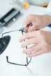 Optiker repariert Brille
