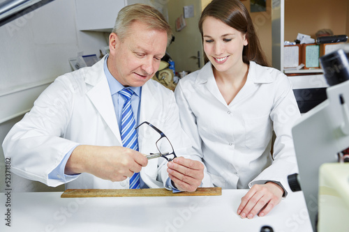 Photo: Optiker lernt Azubi an Optiker lernt Azubi an