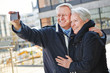 Senioren machen Selbstportrait mit Smartphone