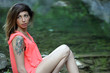 Giovane ragazza al fiume