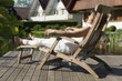 Foto: Frau beim entspannen in ihrem Garten. Frau beim entspannen in ihrem Garten.