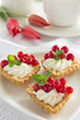 Tartlets with cream and currants.