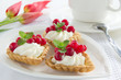 Tartlets with cream and currants.