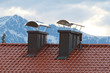 Hausdach mit Schornsteinen