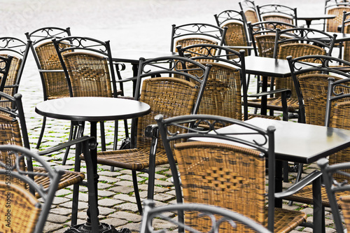 Photo: Leere Stühle und Tische im Strassencafe Leere Stühle und Tische im Strassencafe