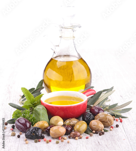 Photo: cooking oil and olive cooking oil and olive