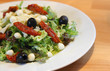 Salat auf Holztisch