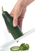 Gurke auf Reibe mit Hand