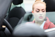 attraktive Frau im Auto