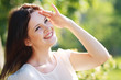 Foto: woman looking far away woman looking far away