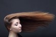 Frau mit langen Haaren