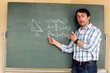 Lehrer erklärt an Tafel Geometrieformel