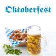 Foto: Oktoberfest beer and pretzels Oktoberfest beer and pretzels