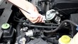Mecanico comprobando nivel del aceite del motor