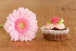 Photo: muffin und gerbera muffin und gerbera