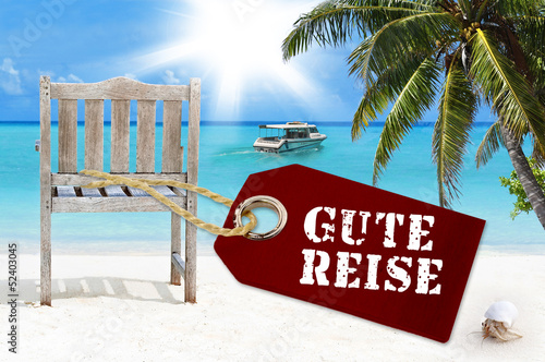 Photo: Holzanhänger mit Stuhl, Palme und Sandstrand Holzanhänger mit Stuhl, Palme und Sandstrand