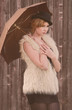 Foto: fashion model posing outdoor in a rural setting fashion model posing outdoor in a rural setting