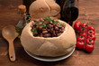 Insalata di fagioli in cestino di pane