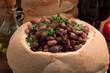 Insalata di fagioli in cestino di pane