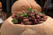 Insalata di fagioli in cestino di pane