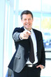 Foto: Portrait of smiling mature business man pointing Portrait of smiling mature business man pointing