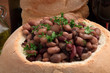 Insalata di fagioli in cestino di pane