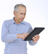 ipadを操作する男性