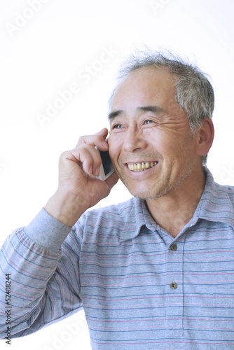 Photo: 携帯電話で会話をする男性 携帯電話で会話をする男性