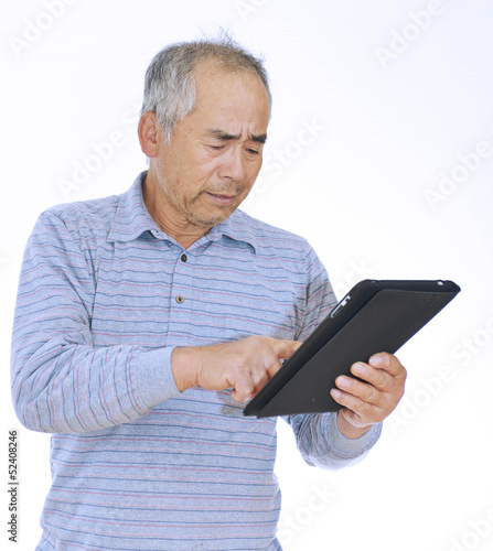 Photo: ipadを操作する男性 ipadを操作する男性