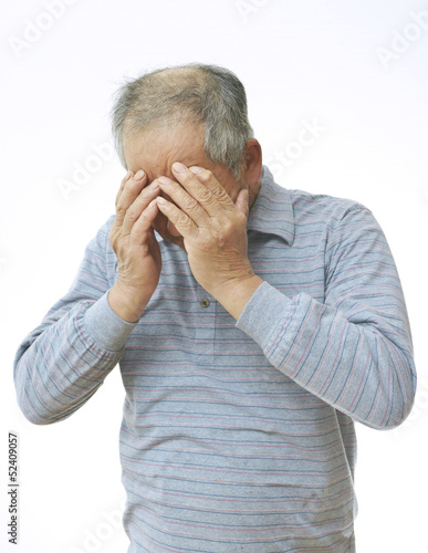 Photo: 目を押さえる男性 目を押さえる男性
