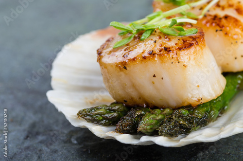 Photo: Sauteed scallops on the shell with asparagus Sauteed scallops on the shell with asparagus