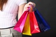 shopping - Frau hält Einkaufstaschen