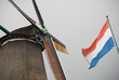 Holländische Windmühle mit niederländischer Flagge
