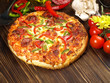 Foto: Pizza mit Schinken, Salami und Paprika Pizza mit Schinken, Salami und Paprika