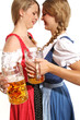 Schwestern im Dirndl