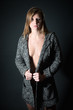 Fashion Portrait einer schönen Frau in grauer Wolljacke