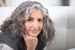 Foto: Grey-haired woman resting chin on hand Grey-haired woman resting chin on hand