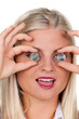 Foto: Frau mit Euro Geld Münzen vor den Augen Frau mit Euro Geld Münzen vor den Augen