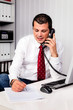 Foto: Geschäftsmann im Büro mit Telefon Geschäftsmann im Büro mit Telefon