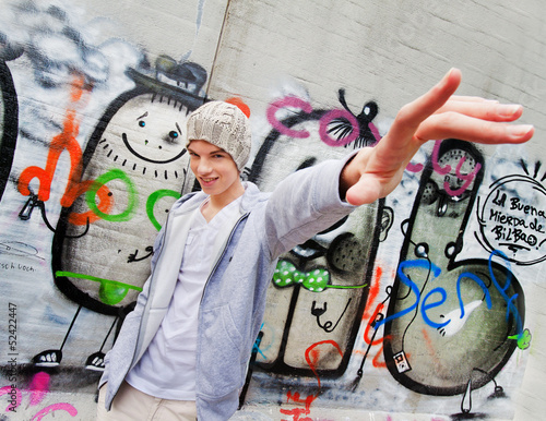 Photo: Cool blickender Jugendlicher Mann vor Graffiti Cool blickender Jugendlicher Mann vor Graffiti