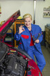 Frau als Mechaniker in Auto Werkstatt