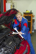 Frau als Mechaniker in Auto Werkstatt