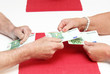 Geld überreichen...