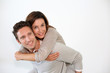 Foto: Handsome guy giving piggyback ride to girlfriend Handsome guy giving piggyback ride to girlfriend
