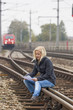 Frau mit Selbstmord Gedanken auf Gleis