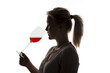 Frau mit Rotwein im Weinglas