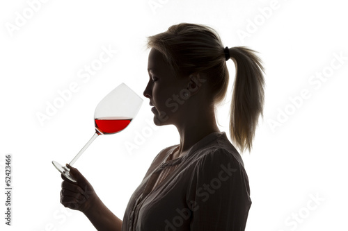 Photo: Frau mit Rotwein im Weinglas Frau mit Rotwein im Weinglas