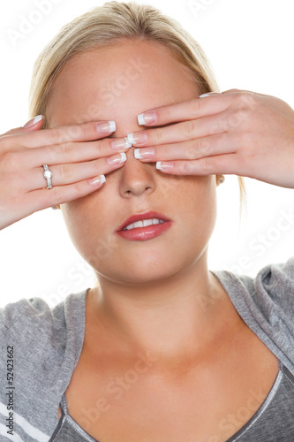Photo: Frau hält sich die Augen zu Frau hält sich die Augen zu