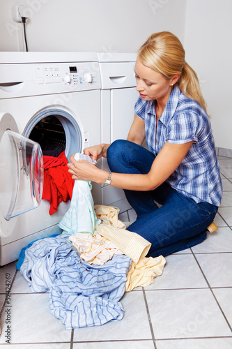 Photo: Hausfrau mit Waschmaschine Hausfrau mit Waschmaschine