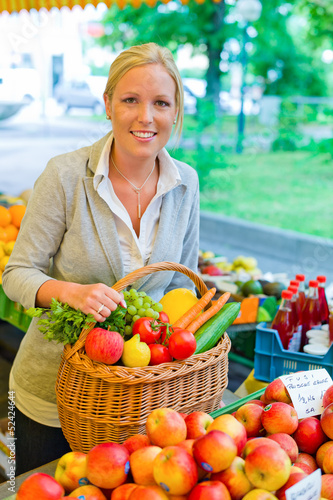 Photo: Frau am Obstmarkt mit Einkaufskorb Frau am Obstmarkt mit Einkaufskorb